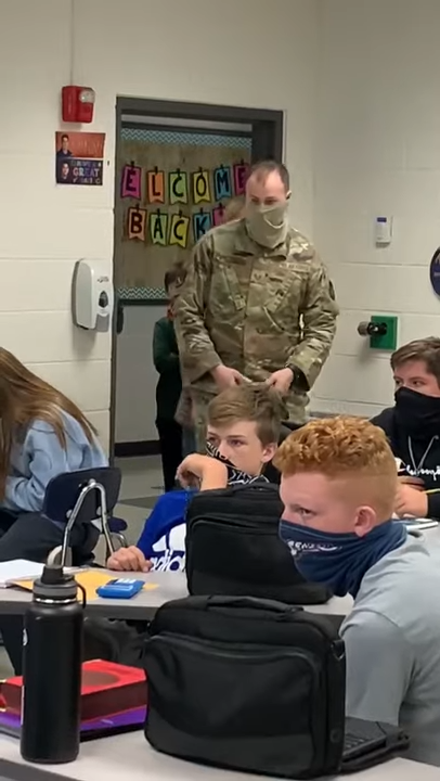 emotional-video-the-entire-class-is-in-tears-after-a-military-father-s
